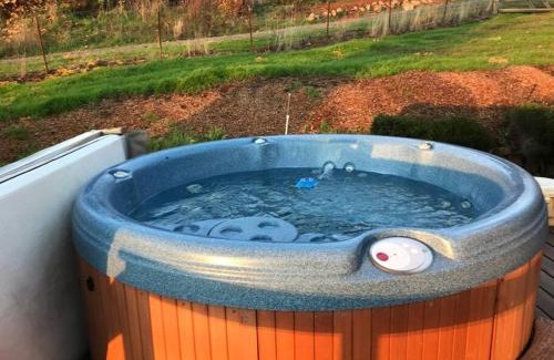 Newberg House | Spectacular Valley View in Wine Country
