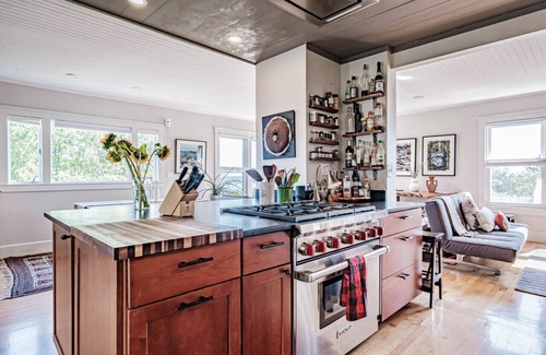 East End Apartment | Spectacular Views & Comforts of Home in Portland s Most Desirable Neighborhood