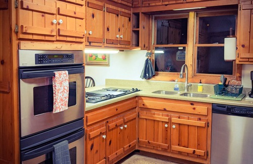 Menlo Cabin | Spectacular Views! Private 3 Bd/2 Ba on Lookout Mt, Lrg Hot Tub, FP, Pets Ok!