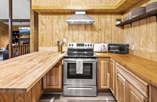 Gatlinburg - Pigeon Forge Cabin | Spend 2 nights and get 1 FREE - all February! Escape to Hibernation Station