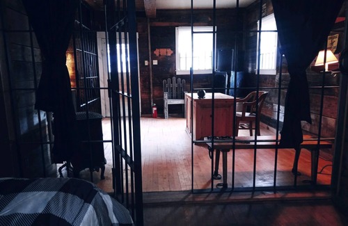 Anaconda Cabin | Spend a night in Jail