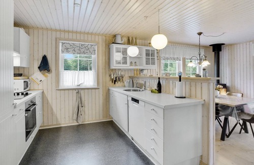 Farso House | Spend a relaxing vacation in this inviting cottage with jacuzzi.