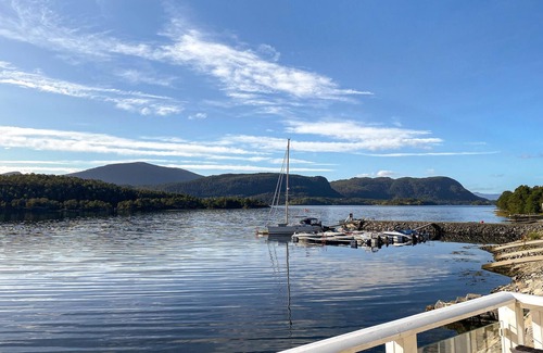 Skodje House | Spend a wonderful nature vacation in this cottage, right on the shore.