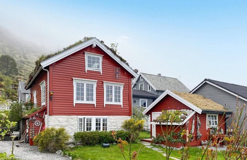 Giske House | Spend a wonderful vacation close to nature in this vacation home near the sea.