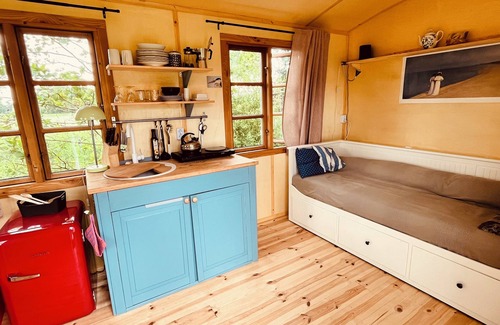Oetzen Cabin | Spend the night in a beautiful circus wagon surrounded by nature