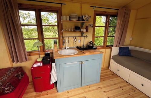 Oetzen Cabin | Spend the night in a beautiful circus wagon surrounded by nature