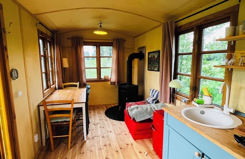 Oetzen Cabin | Spend the night in a beautiful circus wagon surrounded by nature