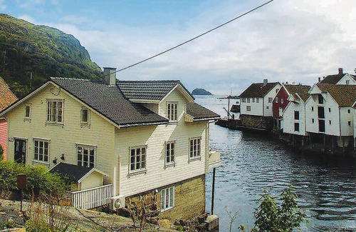Sogndalstrand Apartment | Spend your vacation in this beautiful basement apartment in the house of the landlord.