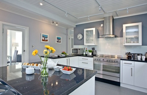 Praa Sands House | Spindrift - a cottage that sleeps 6 guests in 3 bedrooms