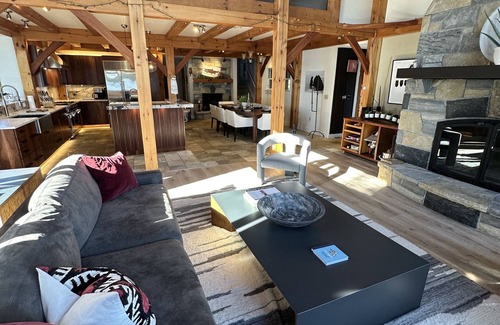 Plattsburgh House | Spitfire Retreat on Champlain. Less than an HOUR TO WHITEFACE Mtn.or Montreal.