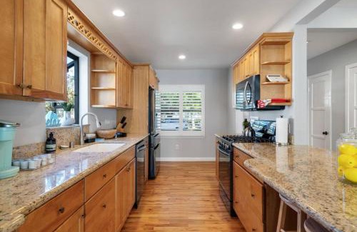 South of Conant House | Splash Haven-Heated Pool-Huge Living Area-Sleeps 8