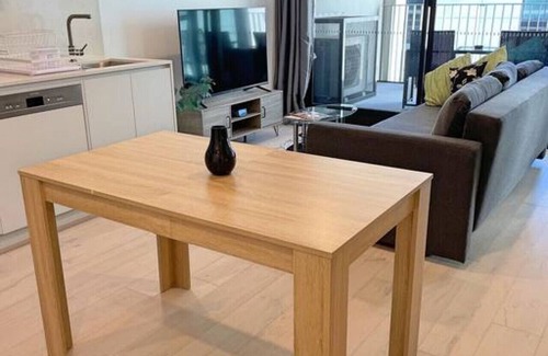 Reid Apartment | Splendid 2bd 1bth 1csp Apt - Superb CBD Location