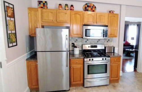 West Codman Hill - West Lower Mills Apartment | Splendid 3 Bedrm-highspeed WIFI, dedicated workspace, nearby gym & hospitals
