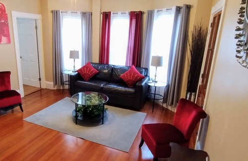 West Codman Hill - West Lower Mills Apartment | Splendid 3 Bedrm-highspeed WIFI, dedicated workspace, nearby gym & hospitals