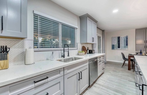 Tempe House | SPLENDID 5 Bedroom home with PRIVATE Heated Pool!