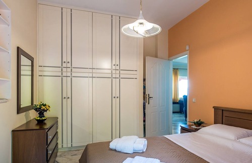 Polemarchi Apartment | Splendid Flat with View & Pool, minutes to Sea