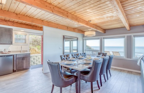 Lincoln City House | Splendid Views & Amenities in This Gorgeous Home With Hot Tub, TVs & Game Room!