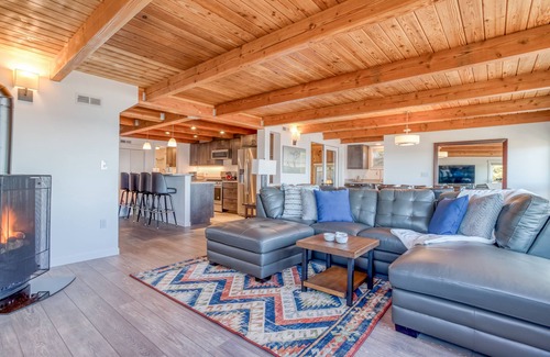 Lincoln City House | Splendid Views & Amenities in This Gorgeous Home With Hot Tub, TVs & Game Room!