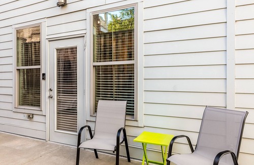 Downtown Memphis Apartment | Sports Fan's KING SUITE downtown with POOL & GYM