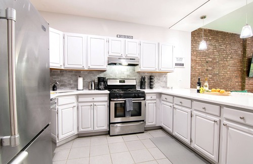 Port Morris Apartment | Sprawling 2BR w King Bed, fast WiFi, 20 minutes to Times Square!