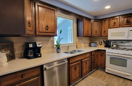 Montague House | Sprawling Lake Retreat on White Lake! Private SettingnLoaded w/extra amenities