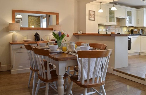 Bourton Cottage | SPRING COTTAGE Family and Pet Friendly Cosy Cottage in the heart of the Village