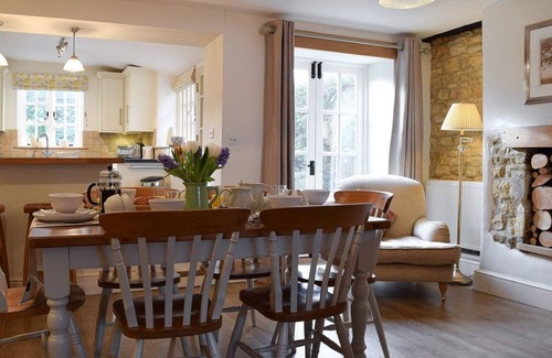 Bourton Cottage | SPRING COTTAGE Family and Pet Friendly Cosy Cottage in the heart of the Village
