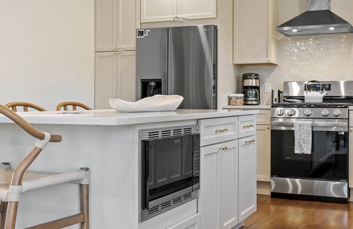 East Falmouth House | Spring Escape in Hatchville – Sleeps 6 + Dogs!