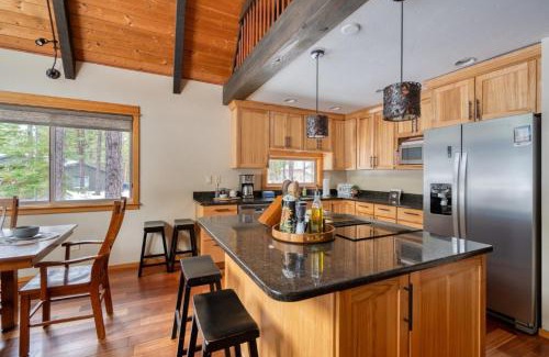 Black Butte Ranch House | Spring Home 6 - Cozy 4BR Cabin in Black Butte Ranch w Fireplace