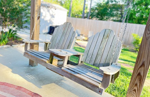 Spring House | Spring Home, Minutes from The Woodlands, Sleeps 8, King Bed, Coffee Bar,