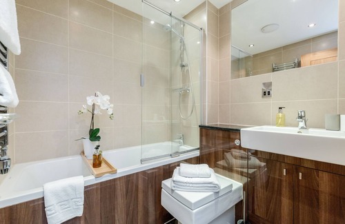 Windsor City Centre Apartment | Spring in Bloom : Windsor 2BR City Centre | Parking and Wifi Inc