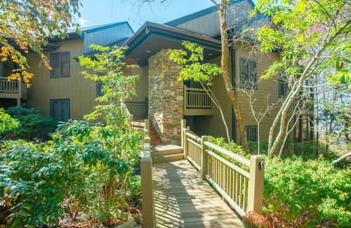 Burnsville Villa | Spring Rock Retreat- Private Club Access