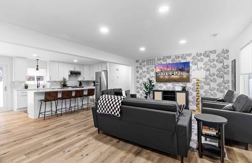 St. Charles House | Spring SALE | Historic St. Charles | W/Hot Tub