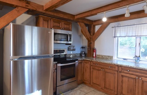 West Poland Cottage | * SPRING SPECIAL * Spacious pet-friendly family retreat on Thompson Lake!