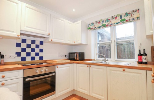 Micheldever Cottage | SQUIRREL'S LEAP, pet friendly, with a garden in Micheldever