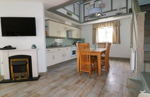 Gorran Cottage | SQUIRRELS DRAY, pet friendly, with hot tub in Gorran Haven