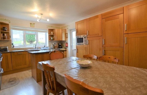 Saundersfoot House | Squirrels Rest comfortable home 3 min drive to Saundersfoot Beach sleeps 8