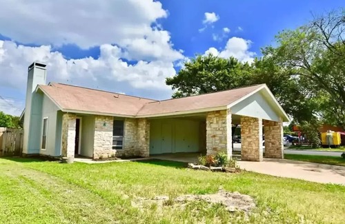 Austin House | St. Amant Place with 2 BR 1.5 BA Free Private Parking Pet Stays for Free !
