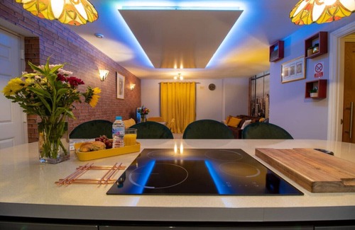 Swindon Apartment | St Austell Way Central Location Long Stays Parking