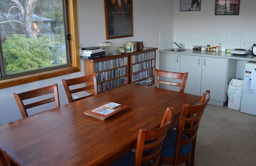 Tawonga South House | St. Bernard View, Tawonga South (Wifi, Foxtel)