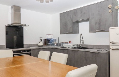 Rastrick Cottage | ST. GEORGES LODGE, character holiday cottage in Hipperholme