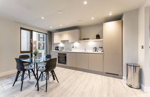 The Westside Apartment | St Martin's Place: Luxe Apartment in BMH Centre