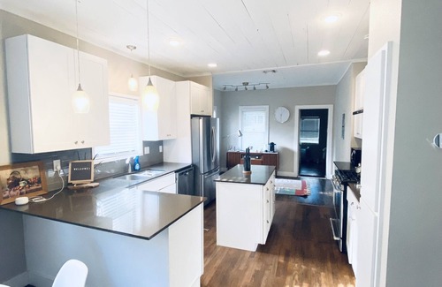 Tobin Hill House | St. Mary's strip cottage walking distance to Pearl