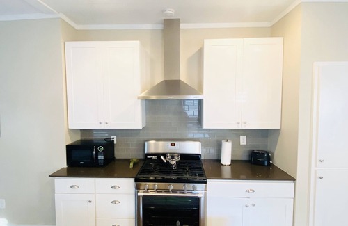 Tobin Hill House | St. Mary's strip cottage walking distance to Pearl