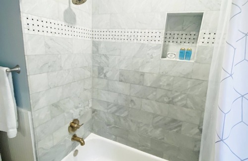 Tobin Hill House | St. Mary's strip cottage walking distance to Pearl