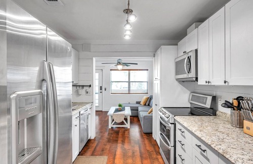 Disston Heights House | St. Pete pool home close to downtown & beach- porch, fenced backyard, wifi