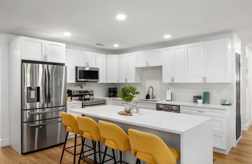 Tampa House | Stadium Splash! Walk to Ray Jay, Private Pool, Games, Putting Green & More – Perfect Tampa Stay!