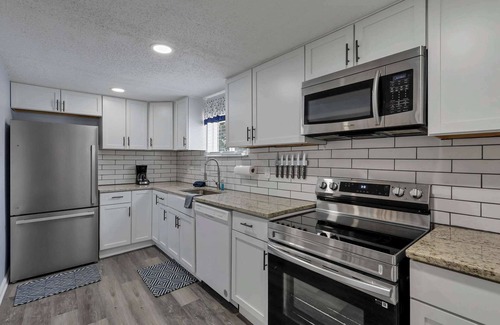 Buckeye Lake House | Stairway to Lake Views-1 Block from Lake