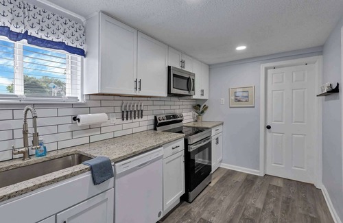 Buckeye Lake House | Stairway to Lake Views-1 Block from Lake