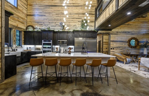Pickens Cabin | Stallion | Sleeps 40 | EV Outlet | Creekside | Gameroom | Playset